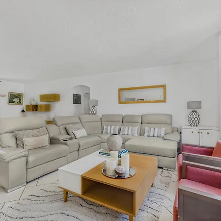 Provence: Spacious Family Retreat With Fitness Center *