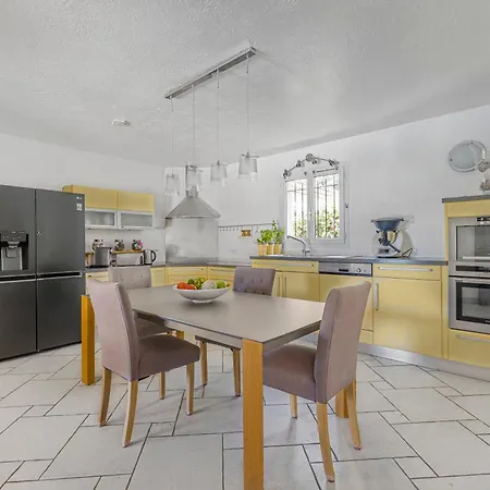 Provence: Spacious Family Retreat With Fitness Center *